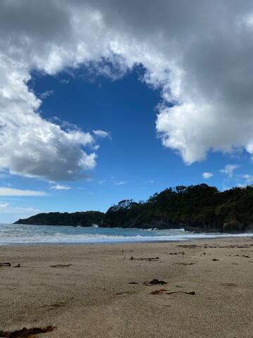 Beach Retreat – Ducted Air – Free Wifi gallery image 2