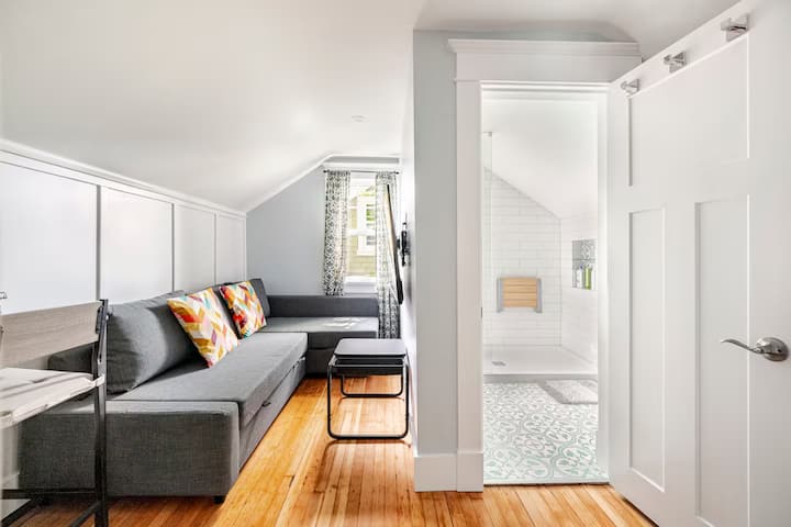 הערה: ניתן להפוך את הספה למיטת קווין סייז (ראו תמונות). מצעים, כריות ושמיכות נמצאים בחלק ה"ל" שמשמש גם כאחסון. אם אתם רוצים שהמיטה הזו תיערך לפני ההגעה, יש לפנות למארח.