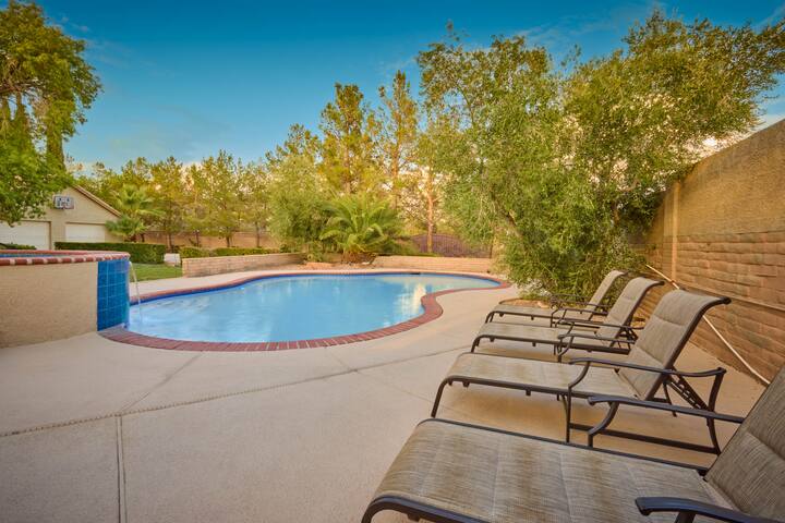 Super Private Vegas Resort! Close to the Strip!9:) gallery image 5