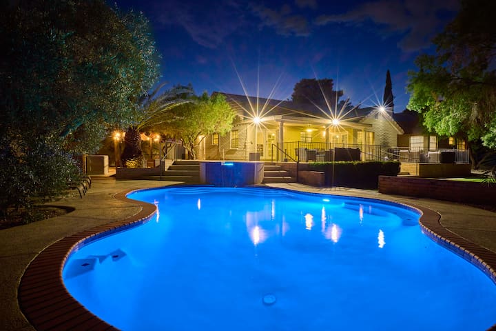 Super Private Vegas Resort! Close to the Strip!9:)