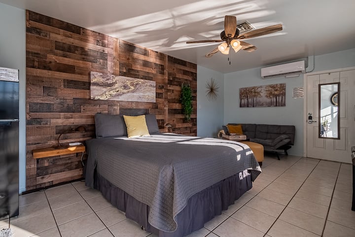 Pumzika katika nafasi ya ndani ya futi 360sq ya kuburudisha iliyo na kitanda cha kuvutia cha malkia. Sehemu pia inajumuisha kitanda pacha kinachoweza kubadilishwa.  