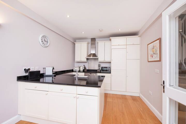 3 bed Mews House Hyde Park London Lancaster Gate gallery image 2