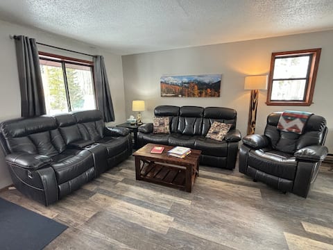 Top Airbnb: Moose Manor-Beautiful, Clean, Private Family Cabin in Grand Lake