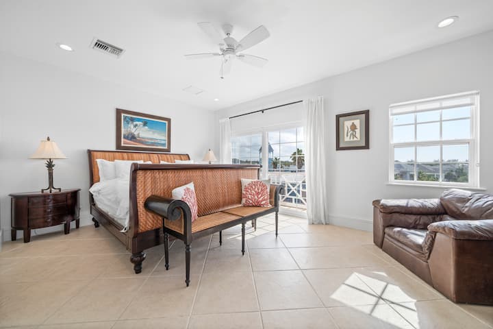 Kitanda aina ya King kilicho na chumba na roshani ya kujitegemea