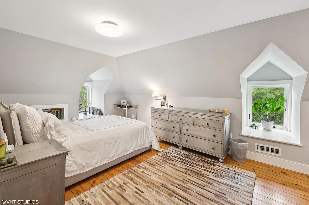 Minnesskum-säng i full storlek.  Restaureringsutrustning, inklusive stor byrå för förvaring av kläder.  Inte avbildat:  skrivbord och garderob med galgar för klädförvaring.  Boksamling, barvagn (ostockad är jag rädd ;)