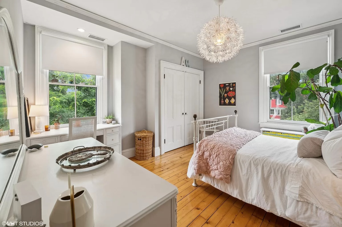 Säng i full storlek, byrå / fåfänga, skrivbord, boksamling för barn. Casper madrass i minnesskum. Mörkläggningsgardiner.