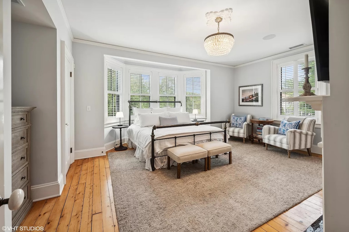 Primärt sovrum / svit med dubbelsäng, vardagsrum, omklädningsrum och privat primärt badrum.