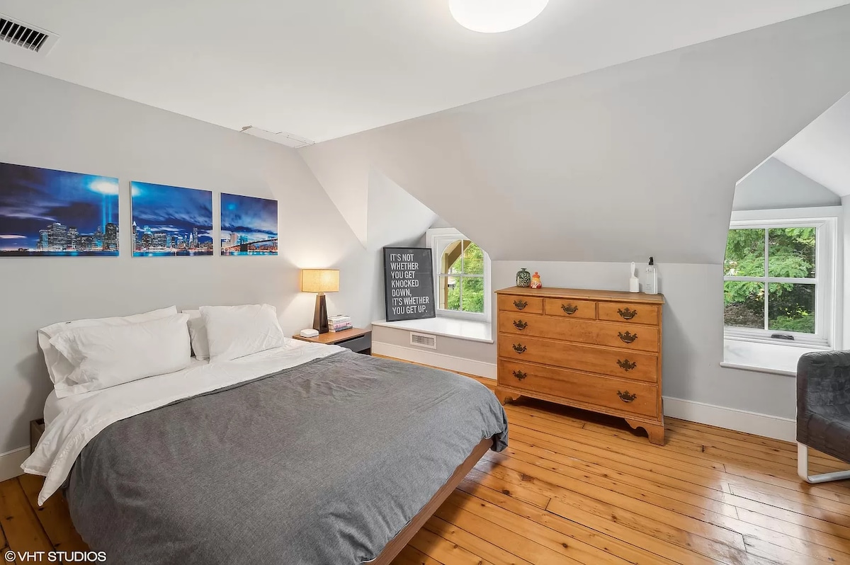 3: e våningen sovrum 4;  queen memory foam säng.  Byrå för förvaring av kläder.