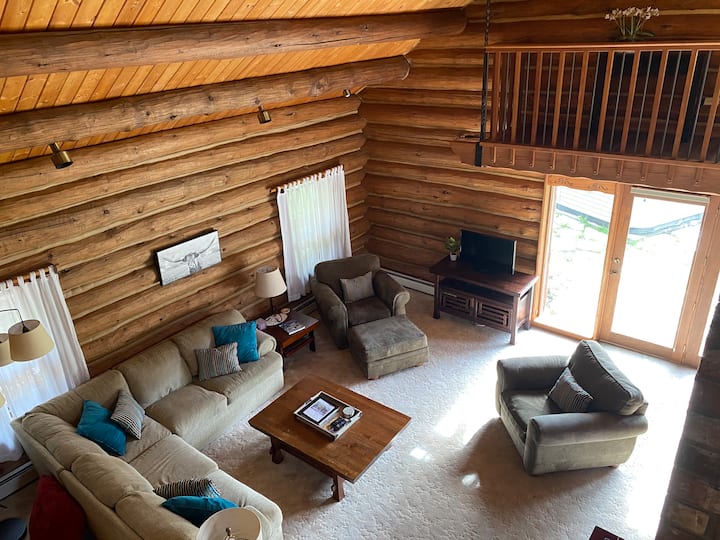 Cozy Log Home W/ Hot Tub - Walk To Town! Sleeps 6 - Leavenworth, WA