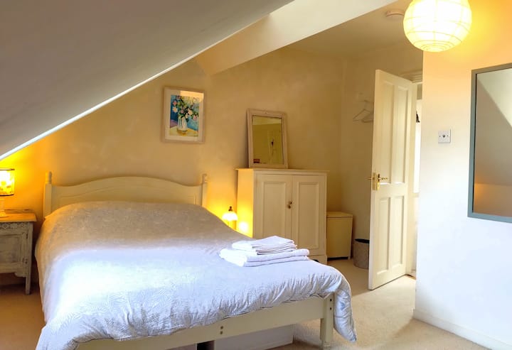 เตียงนอนที่สะดวกสบายสุดๆผ้าขนหนูผ้าฝ้ายสะอาดและห้องน้ำในตัวของคุณรับประกันการนอนหลับที่ดี!