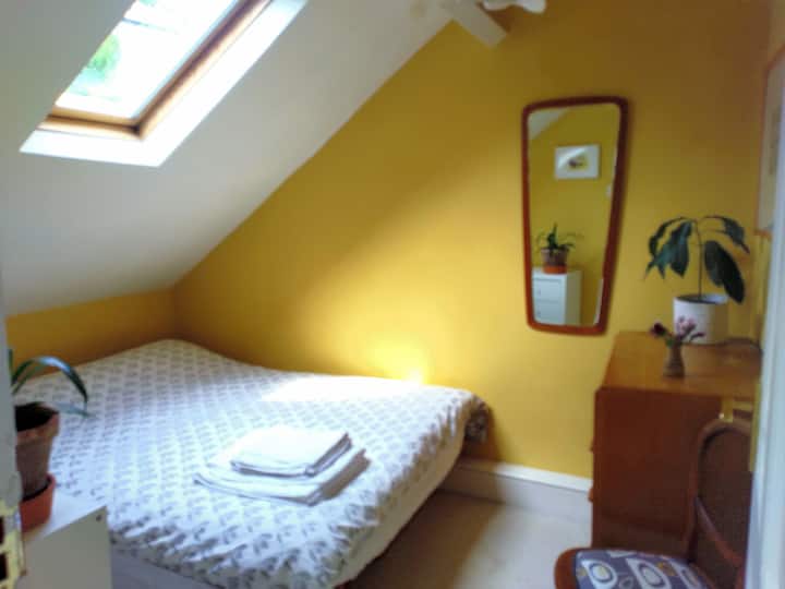 ห้องใต้หลังคาที่สว่างและอบอุ่นนี้มีเตียงคู่ที่สะดวกสบายและที่เก็บของของคุณ