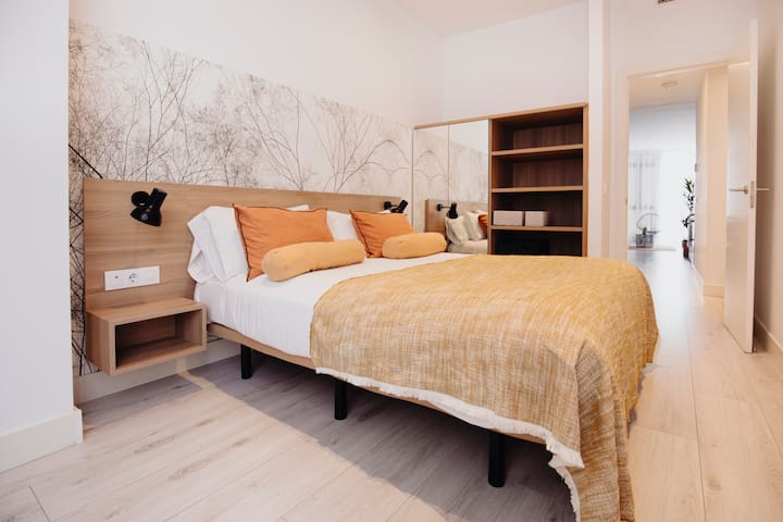 New, bright, central, 2-bedroom, Reina Sofia, AC