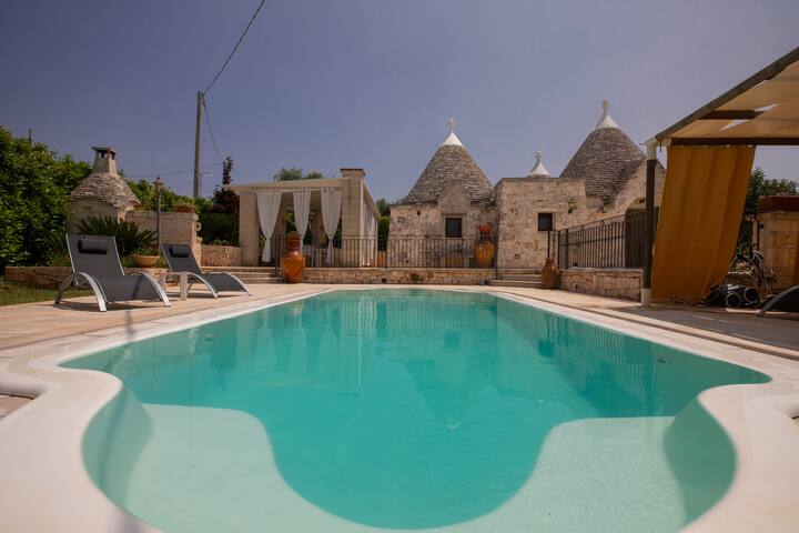 Trulli del Carrubo con piscina privata gallery image 4