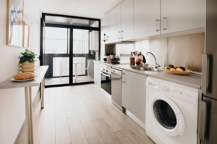 3-bedroom duplex, rooftop terrace, Reina Sofia, AC gallery image 4