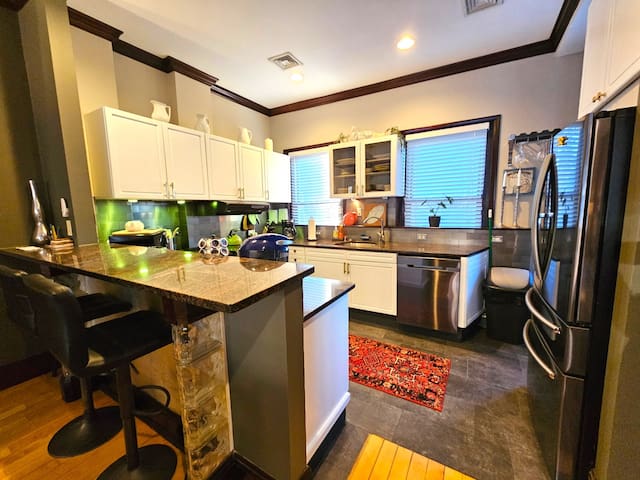 *Modern City Triplex!! *Close to Center gallery image 3