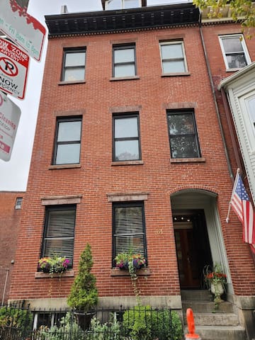 *Modern City Triplex!! *Close to Center gallery image 4