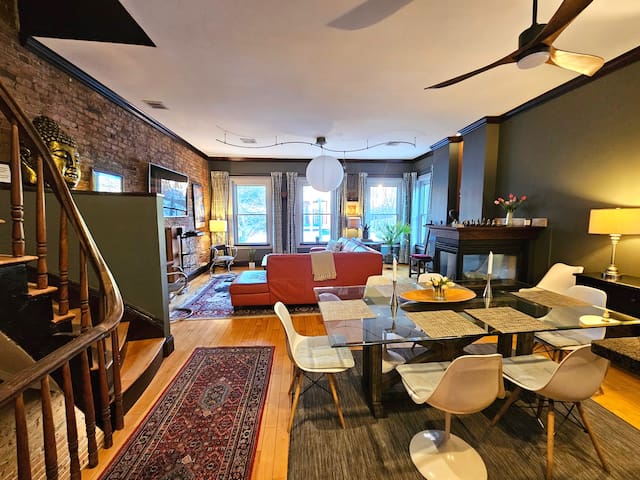 *Modern City Triplex!! *Close to Center