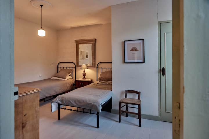 ห้องนอนขนาดใหญ่ขึ้นพร้อมเตียงแฝดที่สะดวกสบาย 2 เตียง ห้องน้ำในตัวและห้องสุขา มีของเล่นและเกมมากมายเก็บไว้ใต้เตียงและมีพื้นที่เพียงพอสำหรับจัดเตรียมเตียงสำหรับเดินทาง