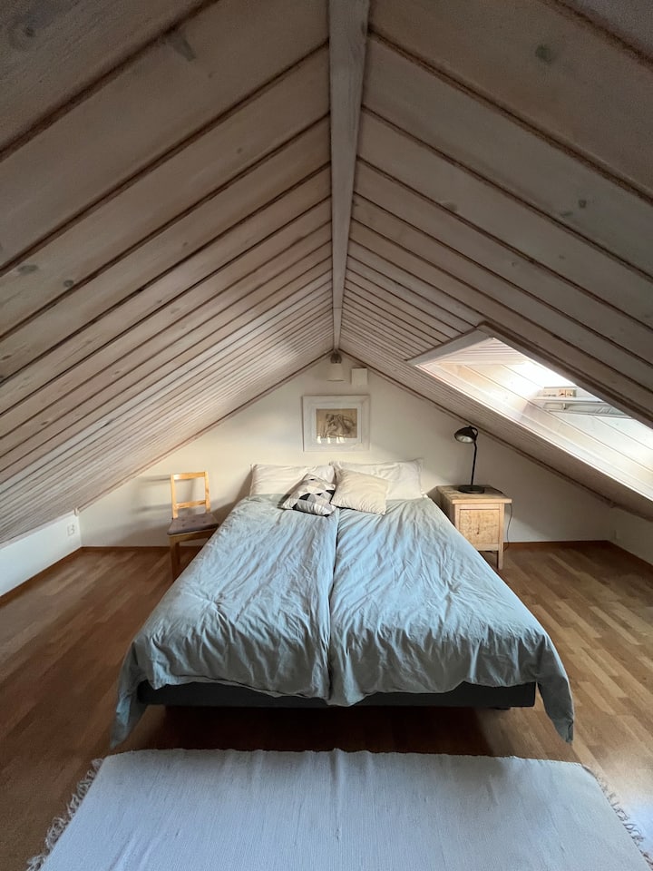 双人床180厘米。 这是一个开放的阁楼，没有门。 您会听到厨房/客厅的声音（请参阅客厅照片）