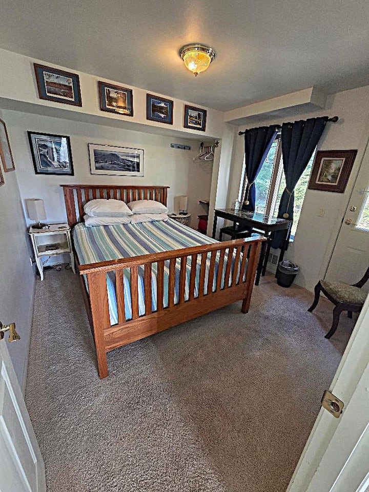 בחדר מחנה הבסיס יש מיטת קווין סייז עם סדיני יוקרה ומזרן ספוג זיכרון.  כניסה חיצונית נפרדת, נוף לחצר הצדדית דרך החלונות הגדולים, פינת ישיבה וטלוויזיה עם מסך שטוח 32 אינץ'.