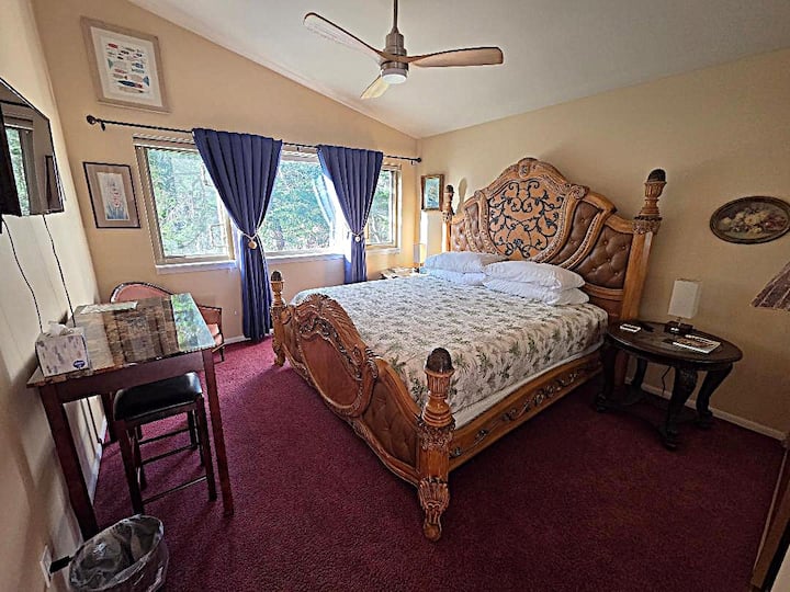 הסוויטה הראשית של המגורים של הקפטן כוללת מיטת קינג סייז עם מזרן ספוג זיכרון, סדיני יוקרה, שידה עתיקה, חלוקים, פינת ישיבה, שוקולדים על הכריות וטלוויזיה עם מסך שטוח 32 אינץ'. 