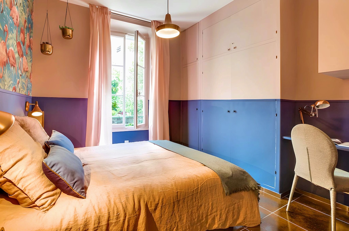 La habitación tranquila y colorida invita a relajarse con su vibrante pared floral y sus numerosos espacios de almacenamiento prácticos para una estadía sin problemas.