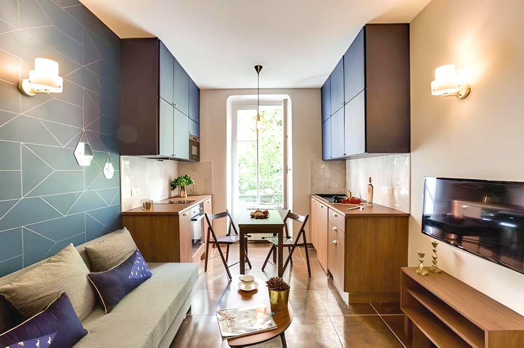 Un espacio agradable donde la cocina y la sala de estar conviven armoniosamente. Disfruta de un ambiente acogedor con luz natural. La mesa compacta puede servir como zona de comedor u oficina.