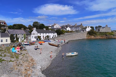Idyllic Beach Cottage Moelfre