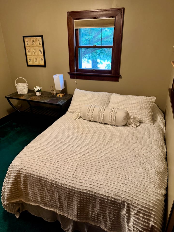 Спалната соба има поглед кон езеро 