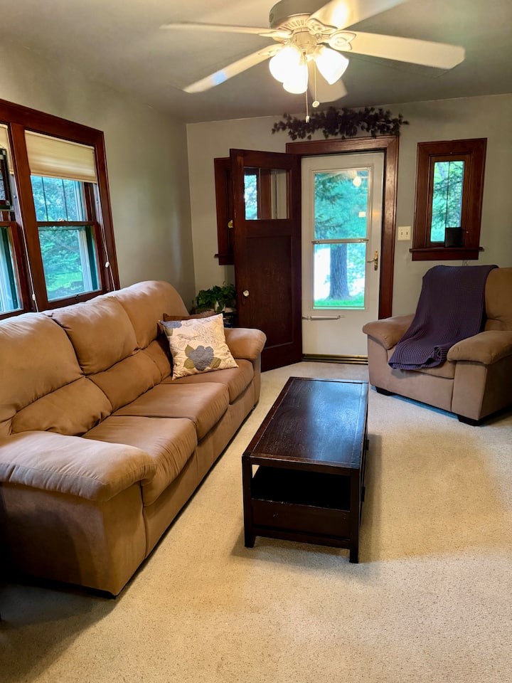 Дневна соба со поглед и пристап до езеро. 