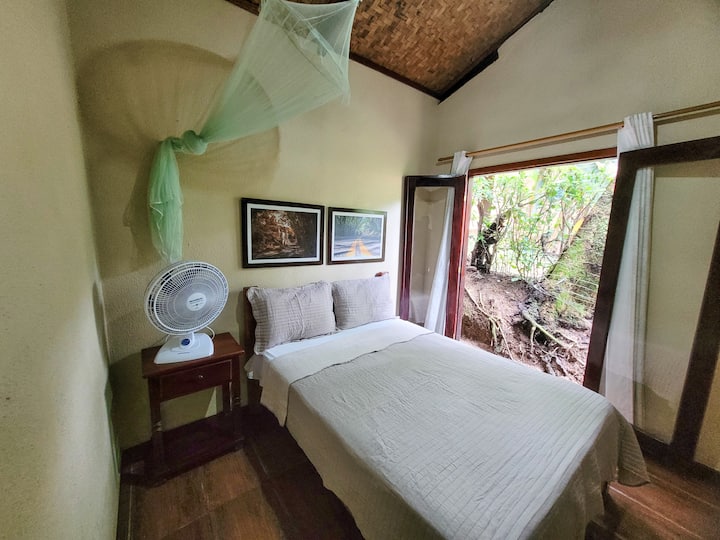 Otro dormitorio con cama matrimonial