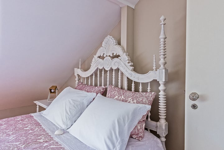 If this were a symphony, it would be an elegant composition that speaks of heritage and comfort. The spindles a delicate pizzicato sequence, adding texture and rhythm & the white color scheme a continuous soothing undertone, akin to a gentle legato