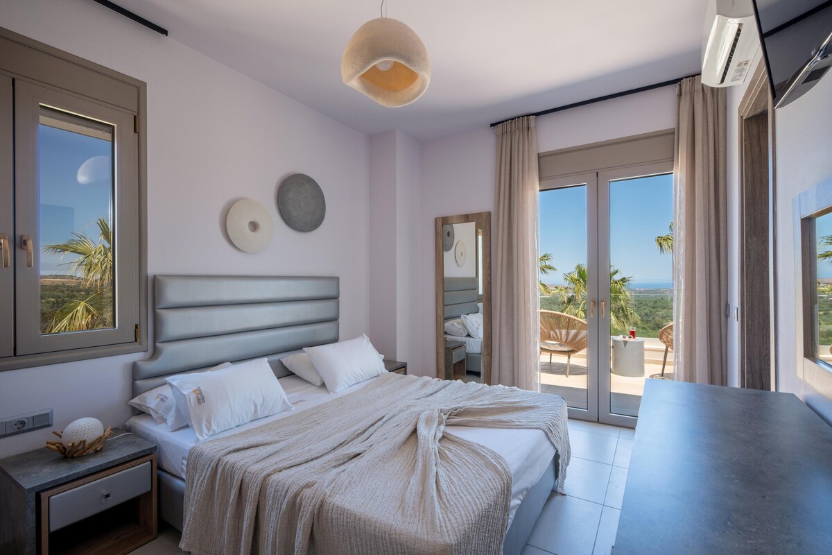 غرفة نوم في الطابق الأول بسرير كبير الحجم وحمام داخلي.