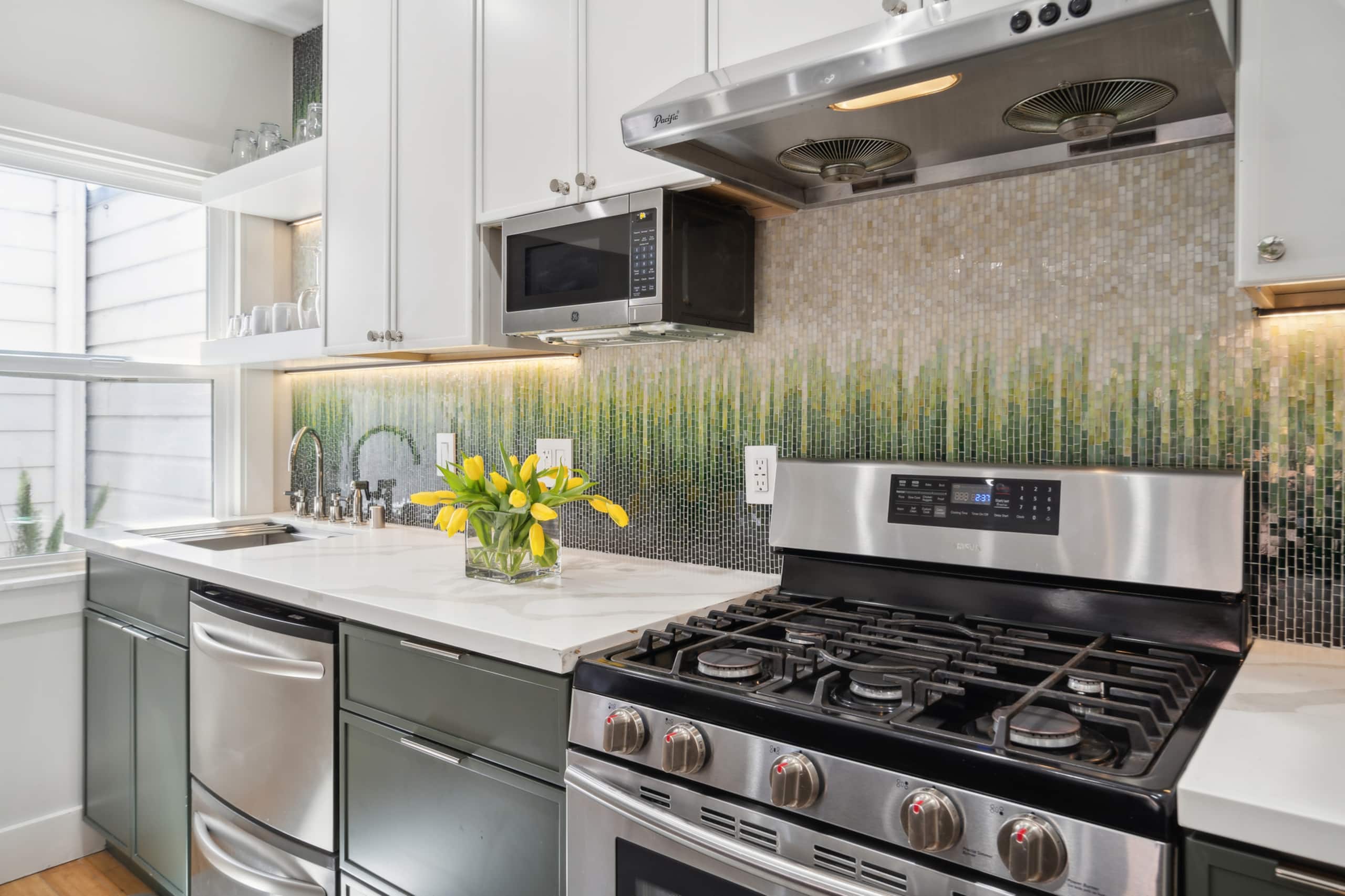 Home in San Francisco · ★4.9 · 3 bedrooms · 3 beds · 3 private baths - Image 13