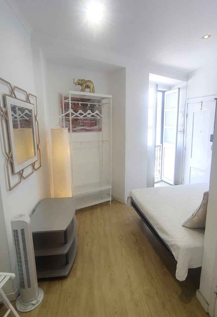 带小阳台和前门的客厅。 我们位于一楼。