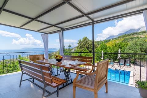 Charming Villa Nina with pool and seaview