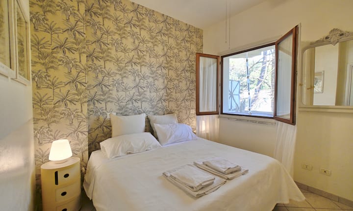 Doppelzimmer mit hellen Möbeln