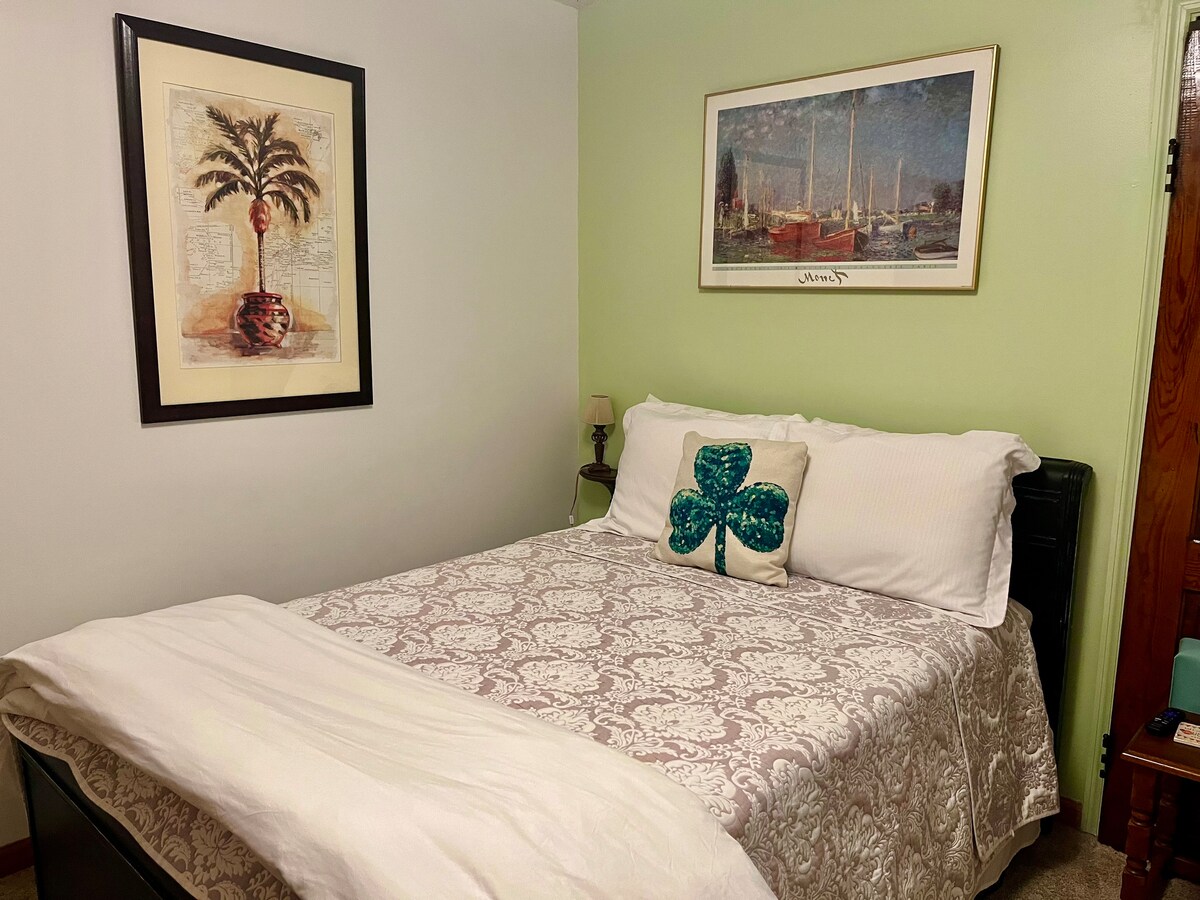 חדר שינה מס '2 (מלא)
מזרן במבוק נוח
ROKU TV