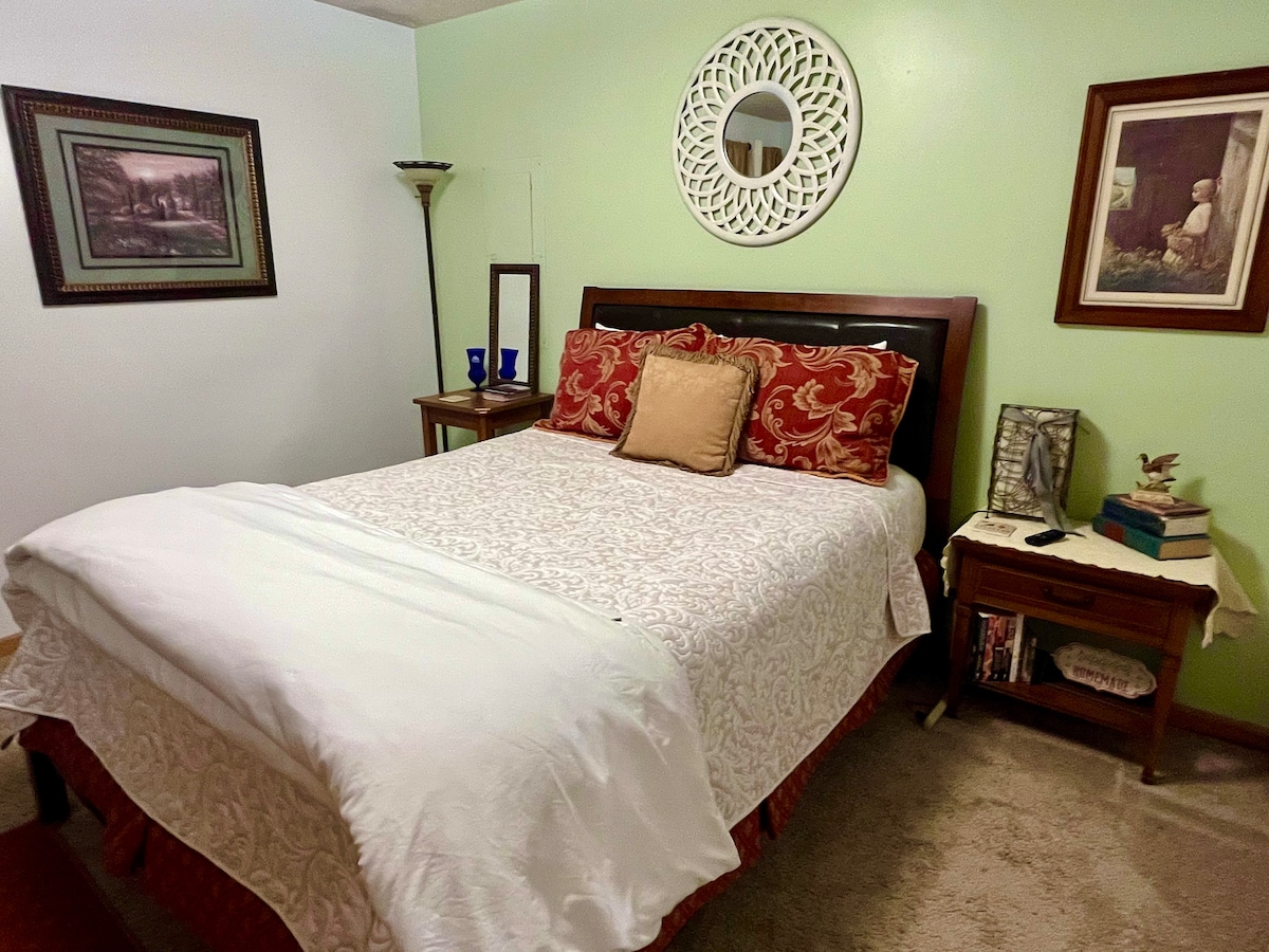 חדר שינה מס '1 (קווין סייז)
סטוצים של שני לילות
שידה 
ROKU TV
מזרן MLILY נוח מאוד