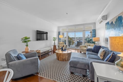 Successful Airbnb property: Luxury Waterfront Marina Condo in Downtown in Queens