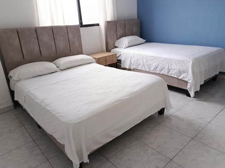 Spavaća soba s pogledom na Mar Bravo. Ima bračni krevet, dvostruki krevet i veliki ormar.