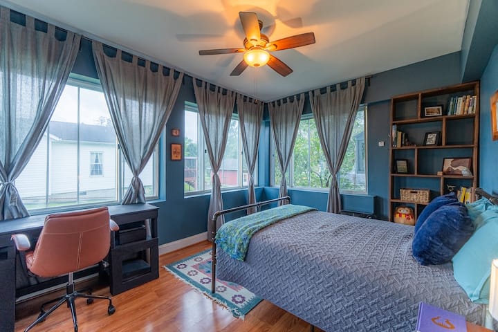 Air conditioning is not provided in this space, however there are windows on three walls and a ceiling fan that keep the room cool at night. 