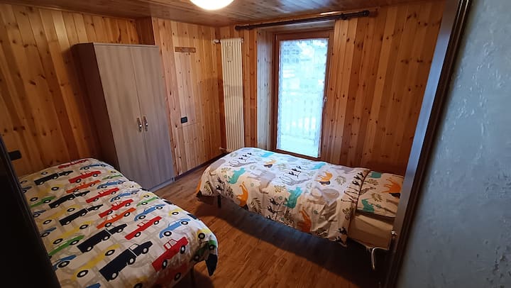 Jednolôžka a šatník v druhej spálni s prístupom na balkón na východnej strane