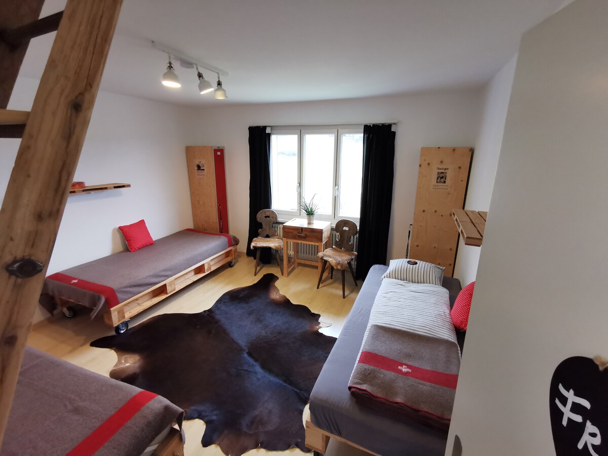 Chumba "Fricktal" ni chumba cha 1 kati ya 2 katika nyumba ya wageni. Vitanda vitatu vya mtu mmoja kwenye karatasi vinaweza kuhamishwa. Kitanda cha watoto cha kusafiri kinapatikana pale inapohitajika.