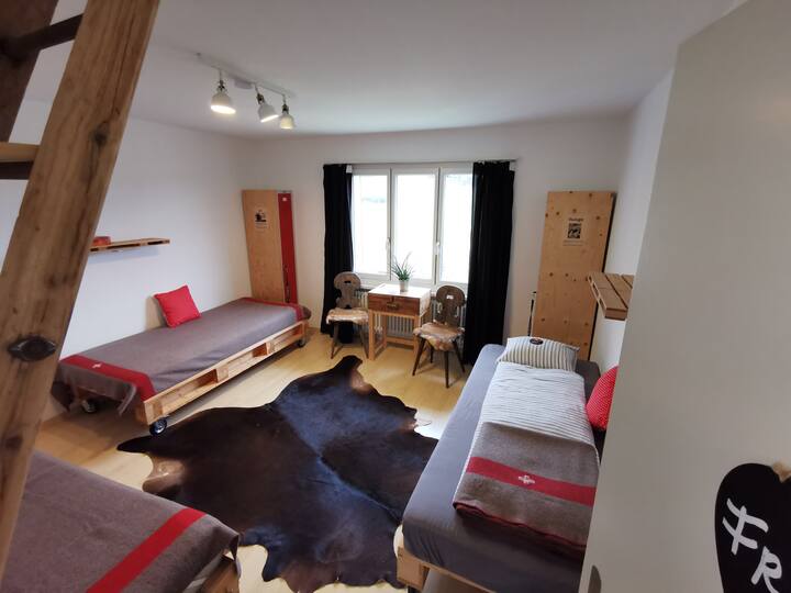 Ოთახი "Fricktal" არის ოთახი 1 2 სასტუმრო სახლში. Შესაძლებელია სამი ერთადგილიანი საწოლის გადაადგილება რულონებზე. Მოთხოვნისამებრ, ხელმისაწვდომია საბავშვო სამოგზაურო საწოლი.