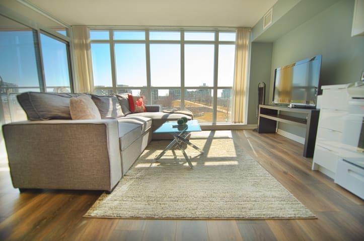 Cozy Toronto condo, great location, 1 free parking