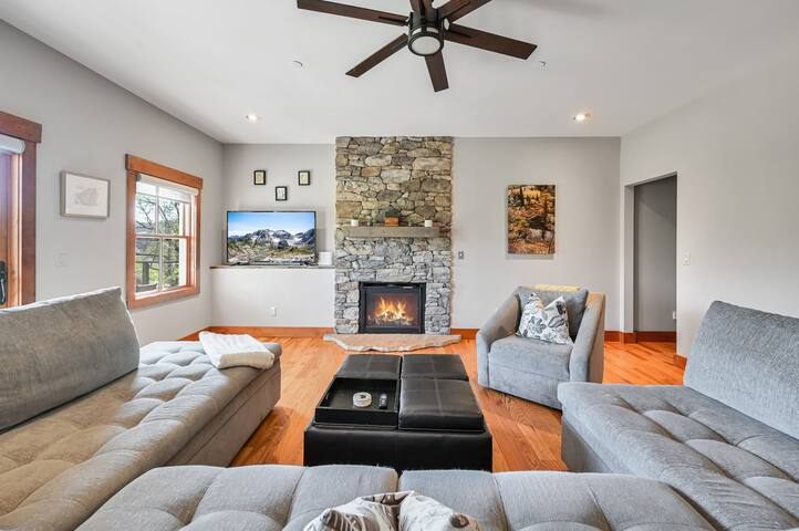 Mountain Modern River Home, Close to Downtown gallery image 2