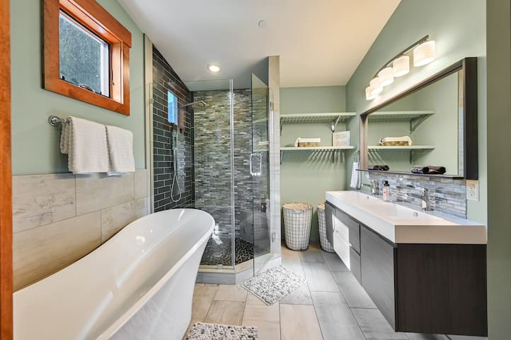 Mountain Modern River Home, Close to Downtown gallery image 3