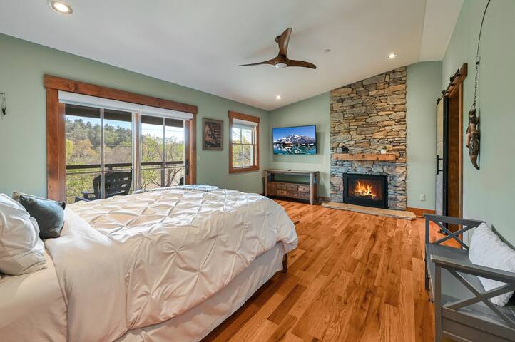 Mountain Modern River Home, Close to Downtown gallery image 5