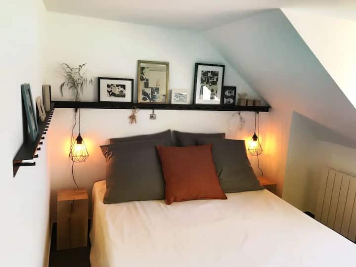 Chumba cha kulala kilicho na kitanda cha watu wawili na vifaa viwili vidogo vya kuhifadhia viko kwako. Vitanda hutengenezwa unapowasili na mashuka na taulo hutolewa.